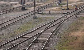 Bị đẻ rơi xuống đường ray tàu hỏa, bé sơ sinh thoát chết kỳ diệu