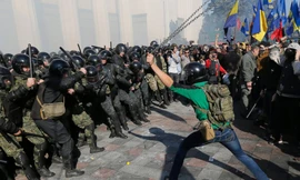 Người biểu tình và cảnh sát Ukraine đụng độ bên ngoài tòa nhà Quốc hội.