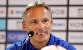 HLV Antoine Hey. Ảnh: Vnexpress 