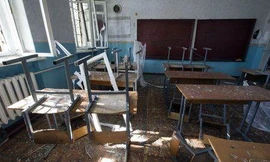 Quang cảnh một lớp học ở trường số 57 bị pháo kích.