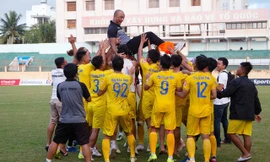 Gia Định vừa vui với thành tích thăng hạng Nhất lại bất ngờ xin được xuống thi đấu hạng Nhì.