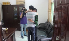 Jiang Minh và mẹ trong cuộc hội ngộ đầy nước mắt.