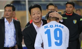 Bầu Hiển chưa lên tiếng sau những ồn ào về chuyện đi hay ở của Quang Hải. 