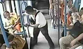 Cụ ông xô gã cô gái vì không nhường chỗ xe bus