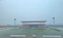 Sân Cẩm Phả ngập úng cục bộ vì mưa lớn khiến cặp đấu giữa Myanmar và Lào phải tạm hoãn. 