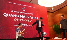 Quang Hải biểu diễn tâng bóng ở lễ ra mắt thương hiệu giày mang thương hiệu của mình tại Hà Nội. (ảnh Phong Nguyễn)