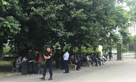 Xếp hàng chờ nhận vé mua qua đường internet tại trụ sở LĐBĐVN (VFF) hôm 9/11.