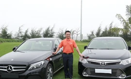 Golfer Nguyễn Văn Quế bên cạnh giải thưởng là 2 siêu xe.
