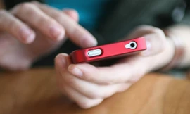 Bố mải dùng điện thoại, con rơi từ tầng 3 chung cư xuống đất