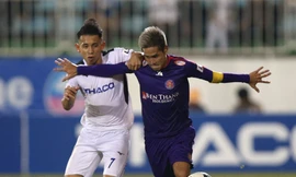 Hồng Duy (trái) trong một tình huống tranh chấp bóng với cầu thủ CLB Sài Gòn tại LS V-League 2020.