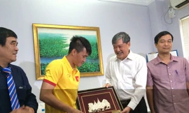 Đại sứ Phạm Thanh Dũng tặng quà đội tuyển Việt Nam.