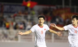 Hà Đức Chinh phải kiểm tra doping sau khi ghi bàn thắng cho U22 Việt Nam trước U22 Singapore. 