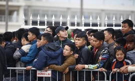 Cảnh tượng quen thuộc mỗi khi đội tuyển Việt Nam có trận đấu nóng ở sân vận động quốc gia Mỹ Đình: người hâm mộ chen lấn, xếp hàng nhiều tiếng đồng hồ để mua vé.