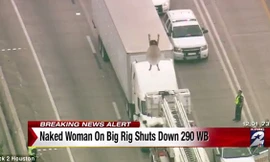 Cao tốc kẹt cứng vì người phụ nữ cởi đồ, nhảy múa trên nóc xe tải