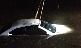 Tài xế mải dùng điện thoại, ô tô lao xuống hồ trong đêm