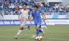CLB Phú Thọ (trái) bị FIFA đánh rớt hạng vì tiêu cực. 
