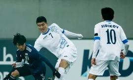 U23 Nhật Bản (áo xanh) hoàn toàn sụp đổ trước U23 Uzbekistan. Ảnh: AFC