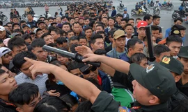 Người mua vé xếp hàng dài trước sân vận động quốc gia Mỹ Đình.