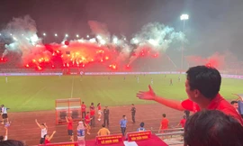 Đốt pháo sáng là hành vi quậy phá hay vì tình yêu với bóng đá? 