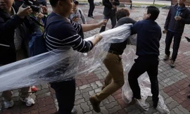 Người dân ngăn chặn việc thả bóng bay truyền đơn