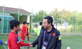 Phó Chủ tịch VFF Trần Quốc Tuấn động viên cầu thủ U20 Việt Nam ở Hàn Quốc.