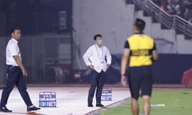 HLV Chung Hae Seong bất lực nhìn Tp Hồ Chí Minh thua đậm CLB Hà Nội trên sân Thống Nhất. (ảnh Hữu Phạm)