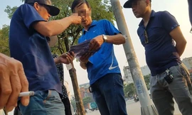 Giá một cặp vé khán đài A mệnh giá gốc 500.000 đồng như thế này bị "hét" lên gần 5 triệu đồng trên mạng. 