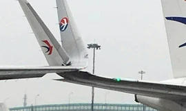 Hai máy bay bị gãy một phần cánh do va quẹt nhau