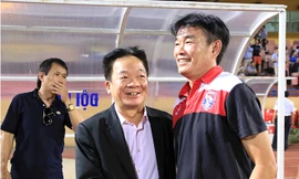 HLV Phan Thanh Hùng (phải) và bầu Hiển của Hà Nội T&T.