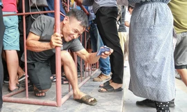 CĐV Nam Định xếp hàng chờ mua vé xem trận đấu với HAGL ở cúp Quốc gia Bamboo Airways 2020. (ảnh Hiếu Hiếu)