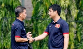 HLV Hoàng Anh Tuấn (trái) không chung chiến dịch săn vàng SEA Games 29 với HLV Hữu Thắng.