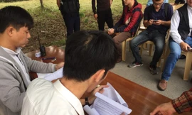 Xếp hàng chờ nhận vé trận Việt Nam-Philippines tại trụ sở LĐBĐVN (VFF) sáng 30/11.