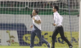 Sau khi đội nhà phải nhận bàn thua thứ ba, Trưởng đoàn bóng đá HAGL Nguyễn Tấn Anh đã lao thẳng vào sân để phản ứng trọng tài chính Xuân Nguyện. Ảnh: Vnexpress