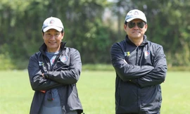 HLV Vũ Tiến Thành (phải) có đời sống bóng đá rất trầm bổng. (ảnh LĐO)