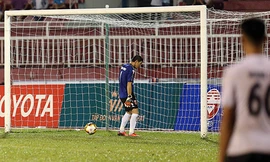 Minh Nhựt bỏ bóng trong tình huống Long An bị phạt đền.