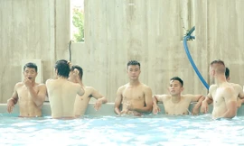 Các cầu thủ U22 Việt Nam thư giãn tại hồ bơi