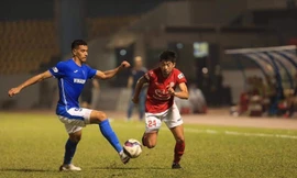 Lee Nguyễn không thể giúp Tp Hồ Chí Minh thoát thua trong cuộc đối đầu với Quảng Ninh trên sân Cẩm Phả.