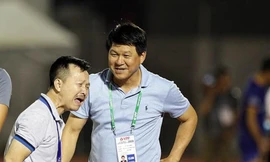 HLV Vũ Tiến Thành (phải) cho rằng cầu thủ CLB Sài Gòn chỉ tuột tay ném bóng vào mặt Hồng Duy của HAGL. 