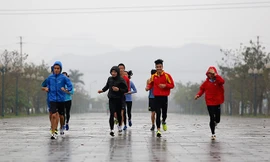 VĐV 'đội mưa' tập luyện trước ngày khởi tranh Việt dã