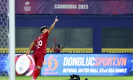 Quốc Việt ăn mừng bàn thắng vào lưới U22 Lào ở trận ra quân SEA Games 32 của U22 Việt Nam (ảnh Hữu Phạm)