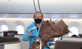 HLV Park Hang-seo về nước cùng đội tuyển Việt Nam trên chuyến bay QH9305 hôm 17/6. (ảnh Hữu Phạm)