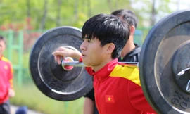 Tiền vệ Phan Thanh Hậu.