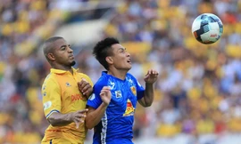 Nam Định (áo vàng) giành 3 điểm quan trọng trước Quảng Nam. Ảnh Anh Tú