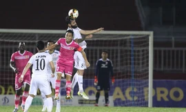 Tp Hồ Chí Minh (áo trắng) tạm leo lên vị trí thứ 10 trên bảng xếp hạng V-League 2018 sau trận thắng 2-1 Sài Gòn FC chiều 22/3.