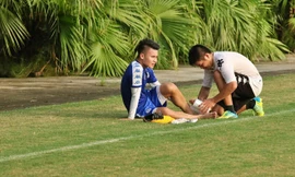 Quang Hải được bác sĩ chăm sóc ở buổi tập của CLB Hà Nội chiều 6/8