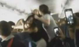 Hỗn chiến trên máy bay vì mở nhạc ồn ào