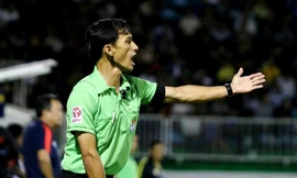 Trợ lý trọng tài Phan Việt Thái ở trận đấu HA.GL-Quảng Nam hôm 2/4 (ảnh Nhất Nam)