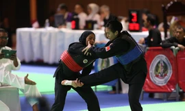 Hồng Ân (phải) có trận quyết đấu căng thẳng với võ sĩ Safira của Indonesia (ảnh T.N)