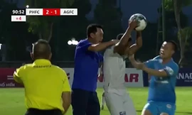 HLV Hứa Hiền Vinh bị đình chỉ 2 trận vì hành vi bóp cổ cầu thủ Võ Văn Huy của An Giang.