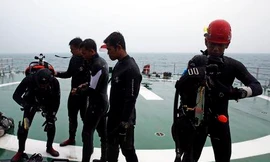 Các thợ lặn tham gia hoạt động tìm kiếm máy bay QZ8501.